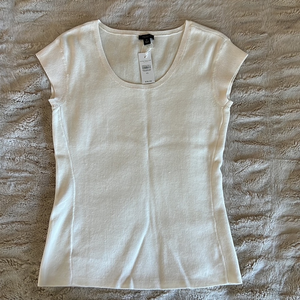 Ann Taylor Factory Off‑White Stretch Knit Top – Cup Sleeves, Scoop Neck, XS, NWT